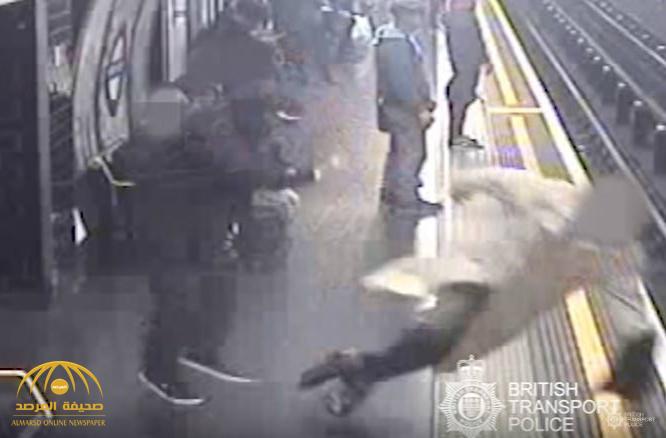 بالفيديو : رجل يدفع رئيس يوروتانيل السابق تحت قضبان مترو أنفاق لندن .. والمنقذ "عربي"