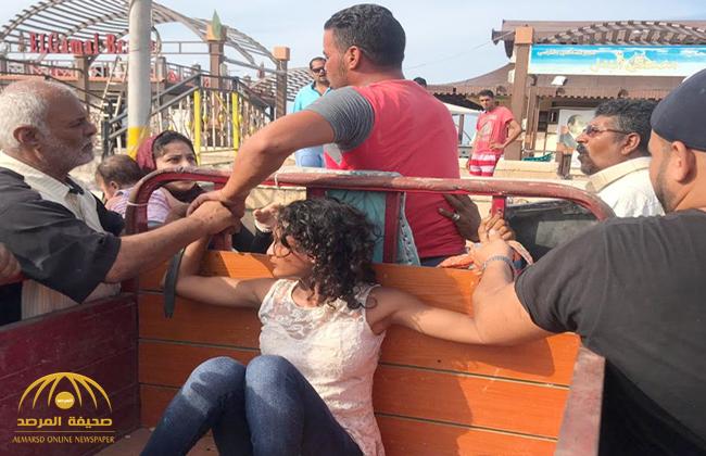 شاهد .. سائق "تروسيكل" يقيد فتاة بالقوة في مصر ويمنع الأهالي من تحريرها !