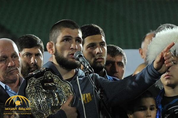 شاهد بالصور.. حبيب نورمحمدوف يتسلم "الحزام" بعد فوزه على ماكغريغور.. وهكذا مازح رئيس UFC!