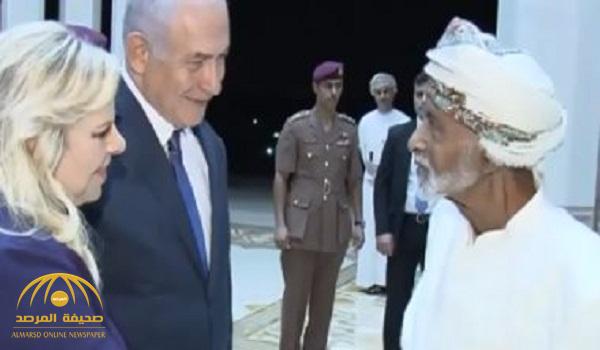 شاهد لحظة إعلان التلفزيون العماني الرسمي استقبال السلطان قابوس لرئيس وزراء إسرائيل