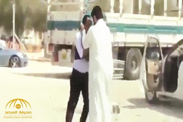 فيديو لمشاجرة يورط سعودي في الكويت .. والجهات الأمنية تأمر بالقبض عليه