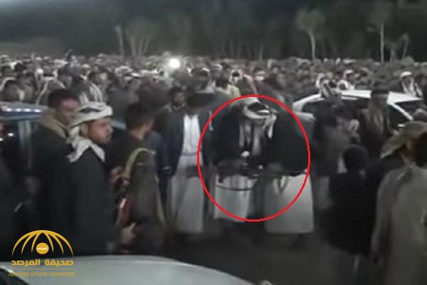شاهد .. يمني يفقد  السيطرة على "رشاش" خلال حفل زفاف بصنعاء ويتسبب في كارثة