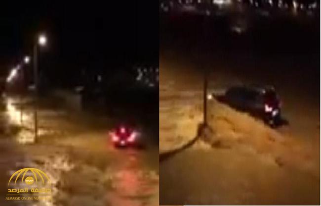 فيديو..  سائق  يتحدى السيل بسيارة "لكزس".. والمصور: "يدورها!"