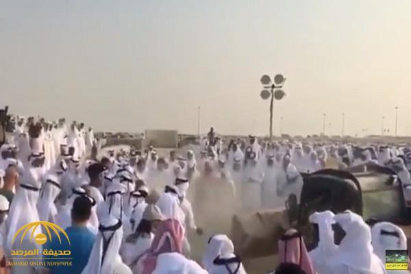 شاهد: طريقة غريبة لدفن الفنان القطري عبدالعزيز الجاسم باستخدام "شيول" تثير موجة غضب!