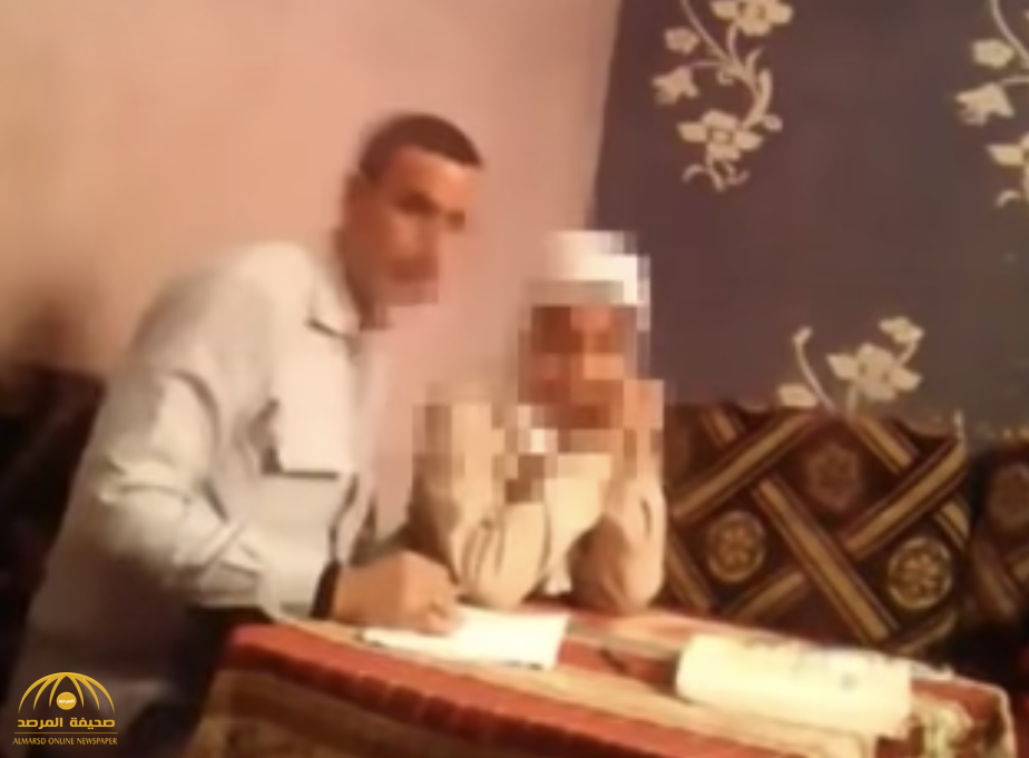 شاهد.. معلم مصري يتحرش بتلميذته أثناء درس خصوصي!