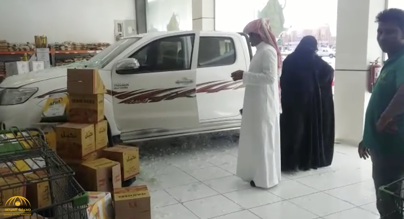 بالفيديو : سائقة تقتحم محل تموينات بسيارتها في محافظة تثليث .. وهكذا بررت السبب !