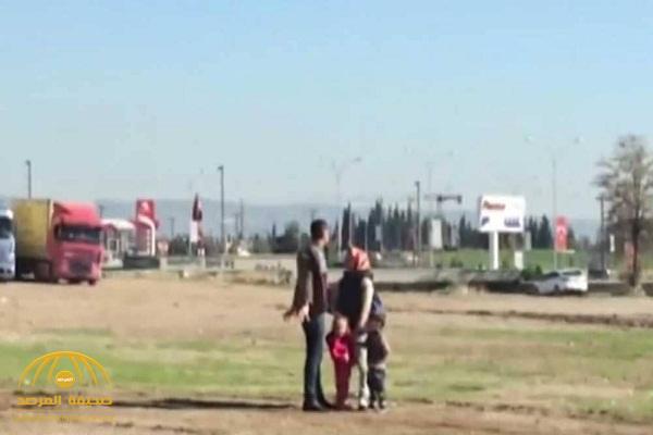 كانت تحمل ابنه الرضيع وسقطت به .. بالفيديو: رجل تركي يضرب زوجته بوحشية في الشارع