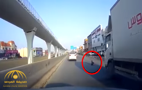 بالفيديو: شاهد.. طفل يفتح باب سيارة ويسقط أثناء سيرها وسط طريق بالرياض!