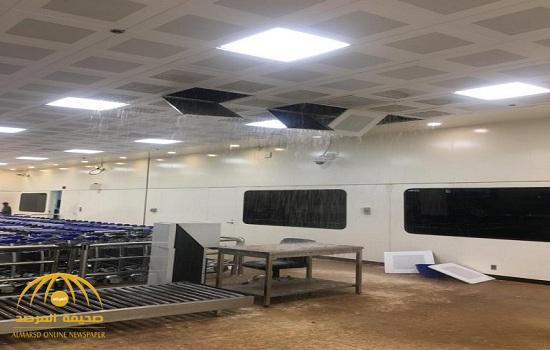شاهد.. "الأمطار" تخترق سقف مطار الملك خالد بالرياض وتسقط داخل صالة الوصول