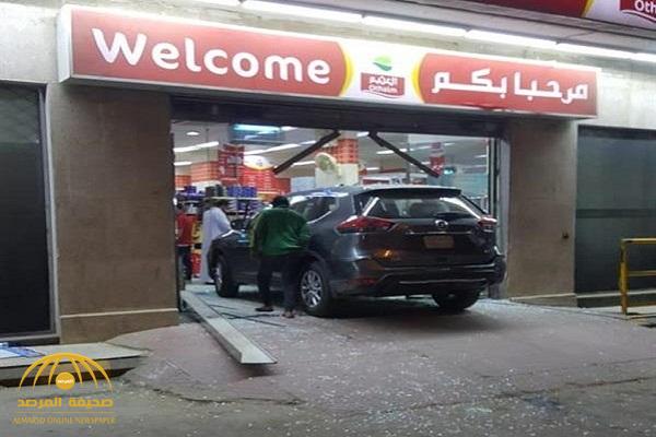 بالصور: فتاة تهشم واجهة محل تجاري شهير بسيارة كانت تقودها في الرياض