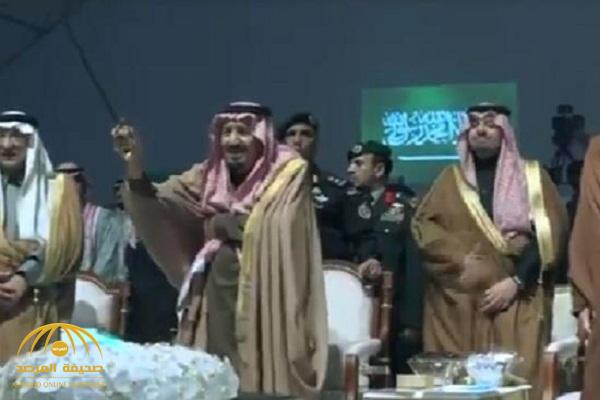 شاهد: الملك سلمان يؤدي “العرضة” خلال حفل أهالي المنطقة الشمالية
