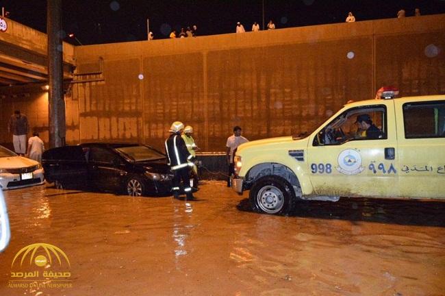 شاهد بالصور والفيديو : الدفاع المدني ينقذ 93 شخصًا وتضرر 71 مركبة جراء أمطار الرياض