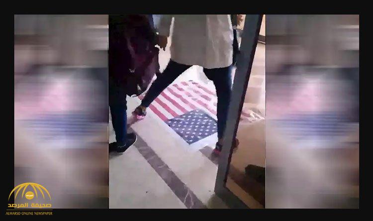 شاهد... طلاب إيرانيون يرفضون الدوس على العلم الأمريكي!