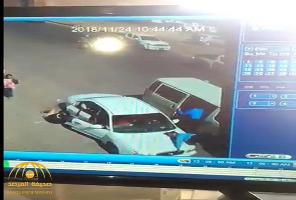 شاهد : سائق "حوثي"  يسرق حقيبة شخص بالقوة ويدهس رجل مرور في شارع بصنعاء