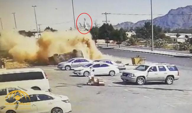 بالفيديو:  شاهد .. حادث مروع  والسائق  يطير في الهواء خارج السيارة  في نجران!