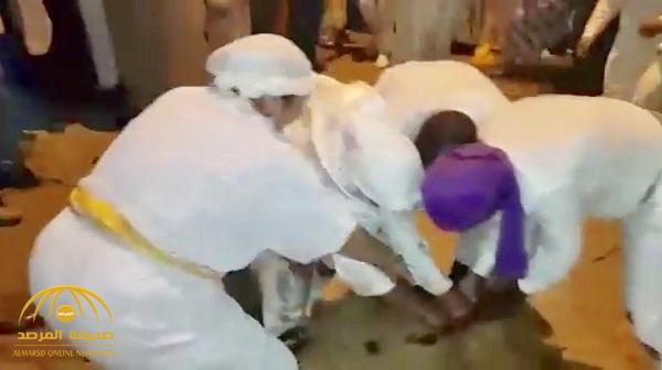 شاهد طقوس غريبة  .. نساء ورجال ينتزعون أحشاء "كبش" بإيديهم في احتفالات موسم "الهادي بن عيسى" في المغرب !