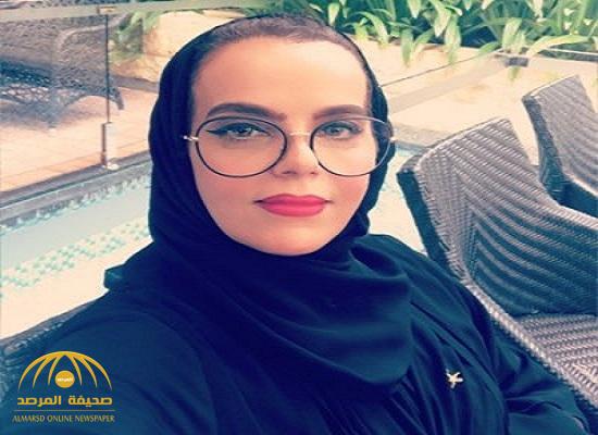 شاهد.. كاتبة سعودية "شهيرة" تنشر صورتها لأول مرة على حسابها في " تويتر"