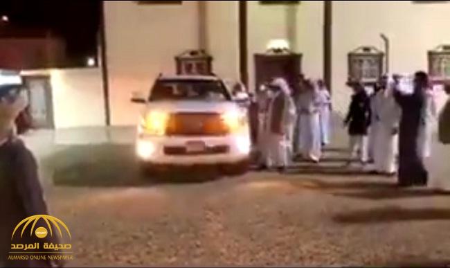 شاهد .. مواطنون بـ"نجران " يودعون مقيم مصري بإهدائه سيارة  "سيكويا "!