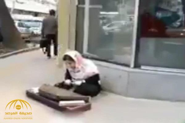 شاهد: سيدة إيرانية تتحدى الملالي.. وتعزف في الشارع