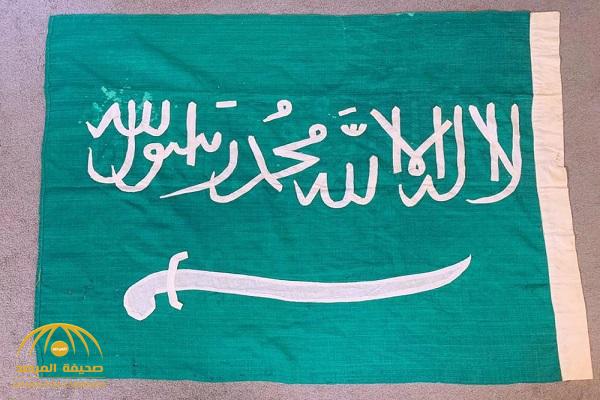 باحث سعودي يحتفظ بـ"علم" للمملكة يعود تاريخه لعهد الملك عبدالعزيز.. هذه قصته!