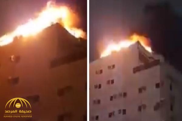 بالفيديو.. صاعقة رعدية تحرق "بيت شعر" فوق مبنى في جدة!