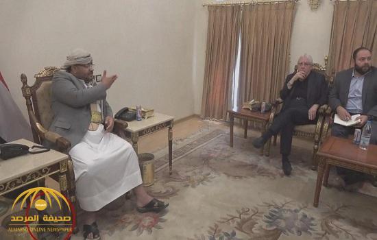 بالفيديو.. ماذا وضع قيادي حوثي تحت الطاولة أثناء التفاوض مع المبعوث الأممي؟!