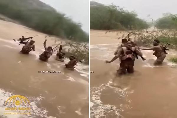 شاهد مقطع فيديو لحظة تقدم جنود سعوديين وسط السيول داخل معقل الحوثيين في صعدة