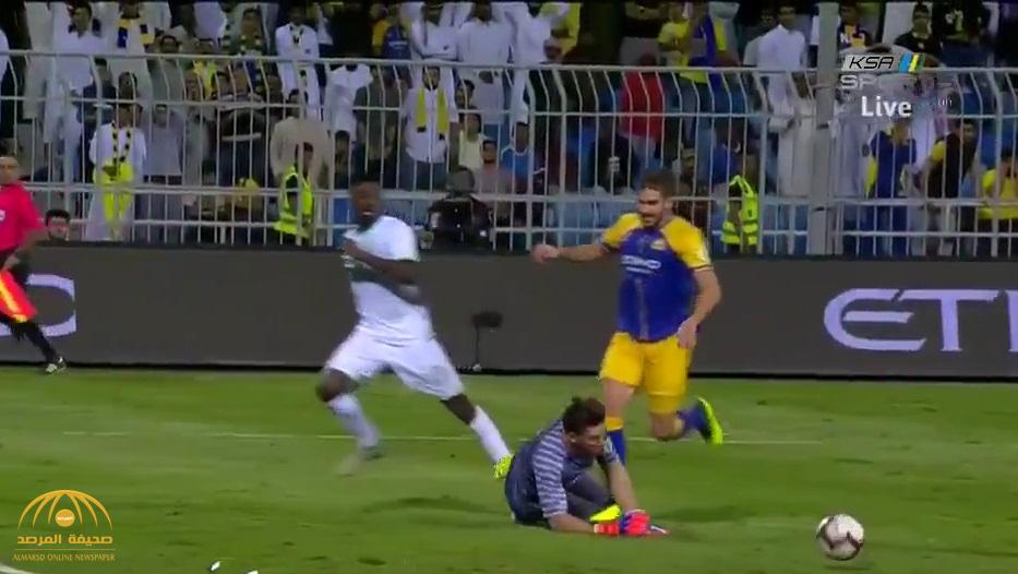 شاهد لحظة تعرض حارس النصر لإصابة "خطيرة" أثناء مباراة الأهلي بعد تدخل من زميله !