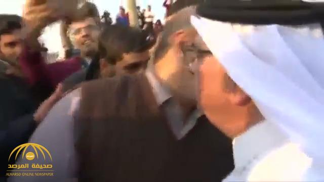 فضيحة مصورة للسفير القطري وقيادي بحماس في غزة.. شاهد: ماذا قال له حينما همس إلى أذنه!