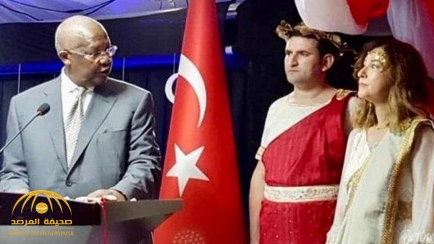 بالصور.. فستان سفيرة تركية يفجر غضب أنقرة.. والخارجية تستدعيها