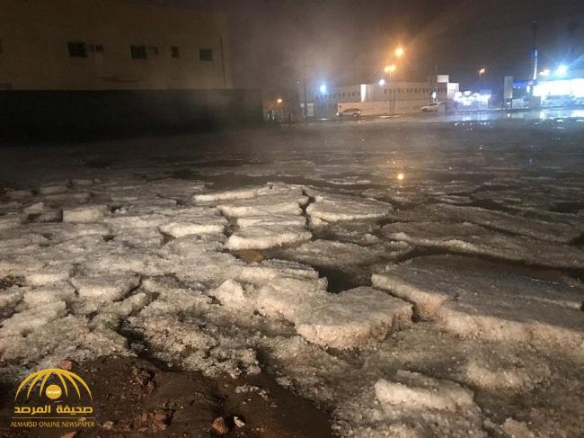 شاهد: بالصور والفيديو.. كميات كبيرة من البرد تكسو شمال الرياض والدوادمي