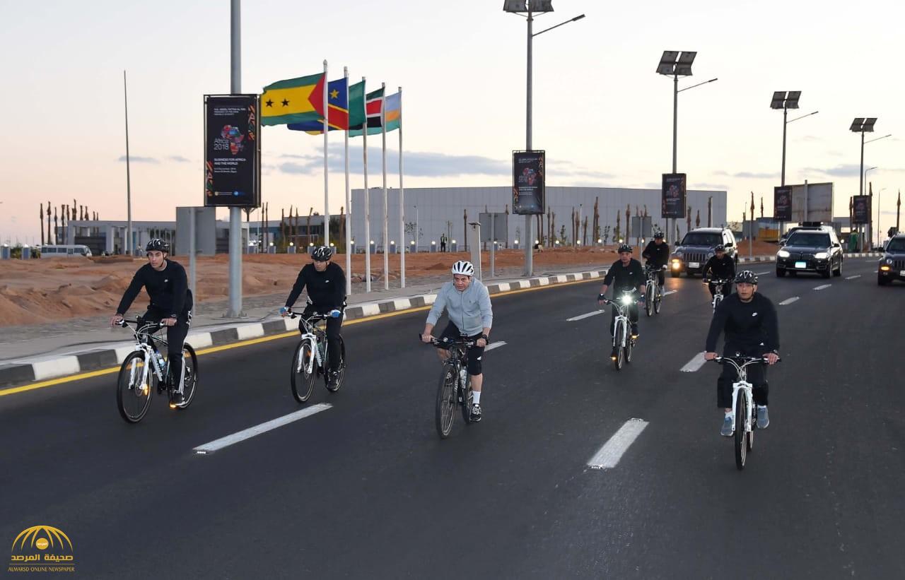 شاهد .. السيسي يتجول بدراجة هوائية وسط حماية أمنية مشددة في شرم الشيخ