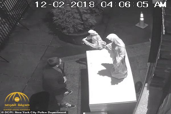 بالفيديو : مجهول يحطم تماثيل أمام كنيسة في نيويورك والشرطة الأمريكية تكثف البحث عنه