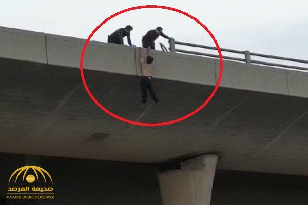 شاهد بالفيديو : محاولة انتحار شاب من فوق جسر بجدة .. وهذا ما حدث فجأة!