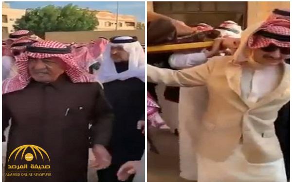 شاهد: لحظة توافد عدد من الأمراء للصلاة على جثمان  الأمير "طلال بن عبد العزيز" بالرياض
