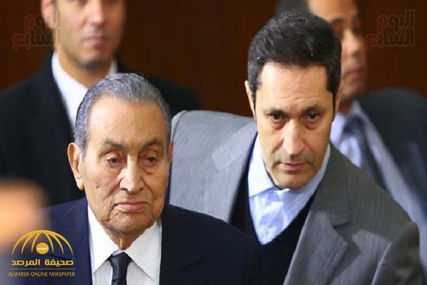 خلال شهادته ضد مرسي .. شاهد: الكاميرا ترصد نظرات قيادات "الأخوان" إلى مبارك من خلف القفص الحديدي