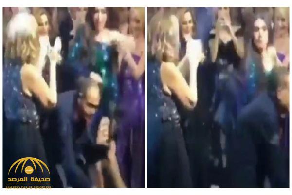شاهد: الراقصة المصرية "دينا"  تضرب مصور أثناء  أدائها وصلة رقص في حفل زفاف