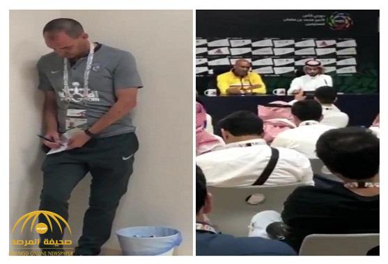 شاهد : السكرتير الفني للهلال يتسلل داخل مؤتمر ديربي الرياض ويدون تصريحات مدرب النصر
