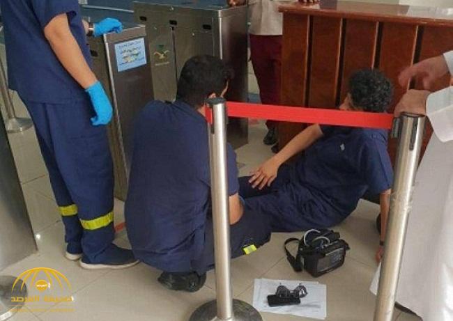 بالصور: بوابة إلكترونية في مستشفي بمكة تغلق على ساق موظف .. والصحة توضح  حالته الصحية