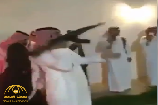 شاهد: لحظة "هياط " مواطن بسلاح "رشاش" في حفل زواج كاد  يتسبب في جريمة قتل!