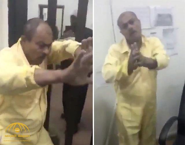 بالفيديو : شاب  كويتي  يضرب عامل نظافة  والأخير يتوسل إليه!