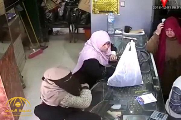 شاهد بالفيديو .. محجبات يسرقن عدد من محلات الذهب بالقاهرة