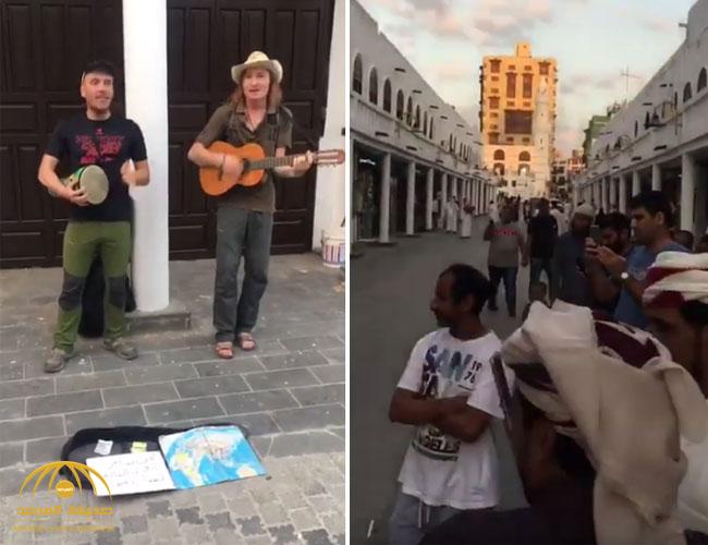 شاهد ...أوربيون يعزفون الجيتار ويرددون أغاني في شارع قابل بجدة..ويتجمهر حولهم المارة!
