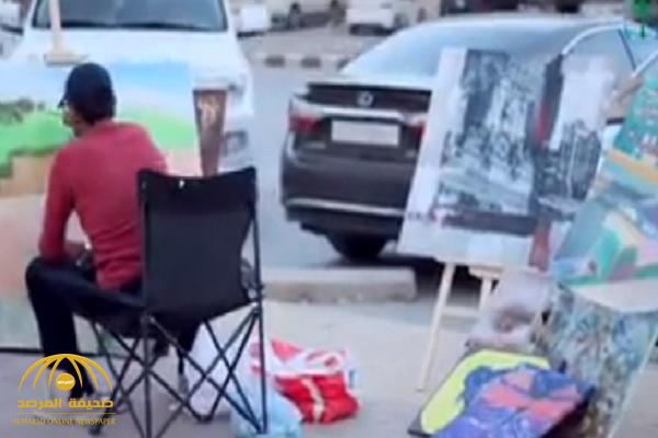 بالفيديو.. فنان سعودي يقلد الدول الأوروبية و يرسم لوحاته على الرصيف وهكذا  كان ردة فعل المارة!