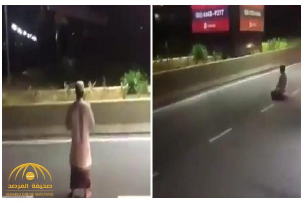 شاهد.. فيديو صادم رجل يصلي وسط طريق سريع