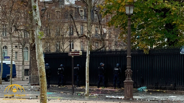 شاهد بالصورة : عناصر من  الشرطة الفرنسية يتبولون وقوفا على سياج السفارة القطرية في باريس