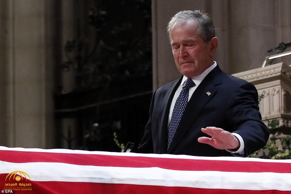 بالصور والفيديو : شاهد ..  جورج بوش الإبن وهو يبكي أثناء مراسم وداع والده إلى مثواه الأخير