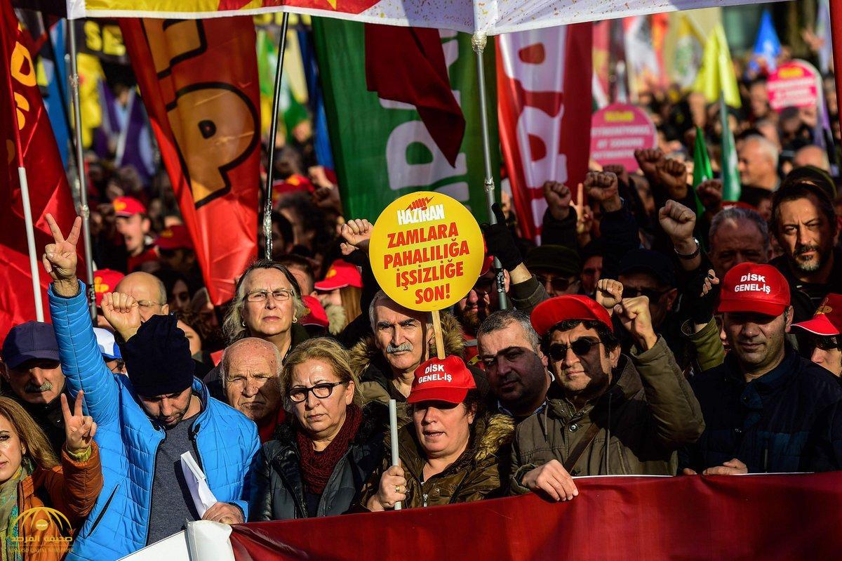 "الأزمة لهم والشوارع لنا" ..بالصور: آلاف الأتراك ينقلبون على "أردوغان" ويحتجون على غلاء المعيشة