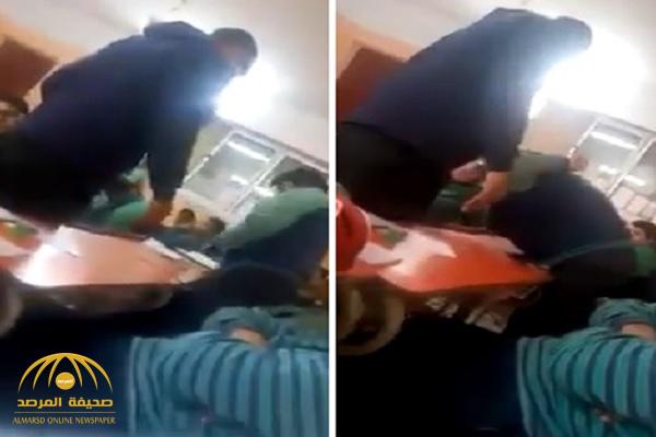 حدث في مصر: شاهد.. معلم  يعتدي على طالب بوحشية  وسط زملائه!