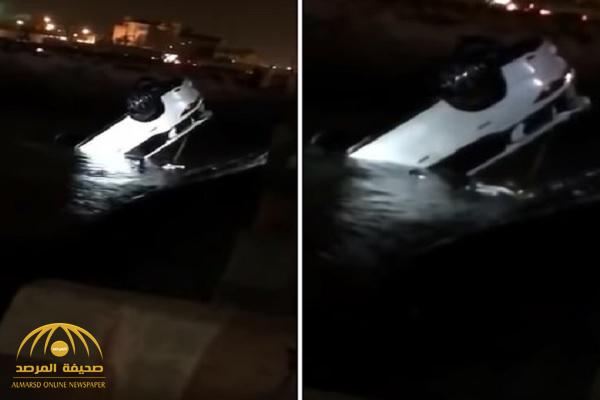 تفاصيل إنقاذ سائقة مركبة ومرافقتها قبل غرقهما بأبحر الجنوبية- فيديو